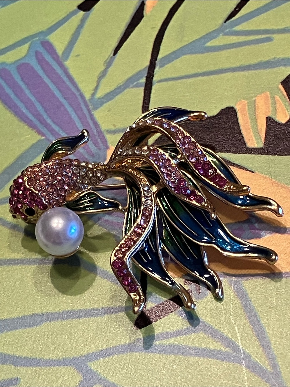 Pink Cubic Zirconia stone koi fish set in plated gold tone 2” brooch. - Picture 7 of 12